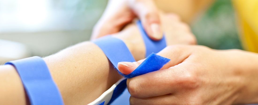 Behandlungssituation: Arm wird bandagiert